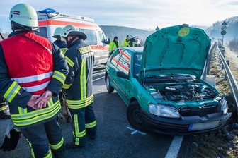 Auto kracht auf B174 in Leitplanke -