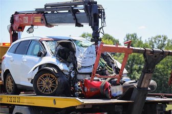 Auto kracht bei Seifersbach gegen einen Baum - Ein Motorradfahrer kann der Unfallstelle nicht ausweichen und stürzt - Der Pkw war frontal gegen einen Baum gefahren. Der Fahrer wurde schwer verletzt. 