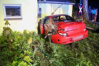 Auto kracht gegen Hauswand - zwei Schwerverletzte bei Unfall an B 171 -