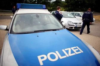 Auto kracht gegen Hauswand - Zwei Schwerverletzte -