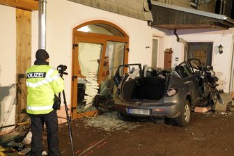 Auto kracht in Haus - Fahrer schwer verletzt - Das Auto kam an der Tür des Wohnhauses zum Stehen.