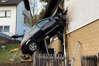 Auto kracht in Hauswand - Fahrer stirbt - Ein Auto steckt nach einem schweren Unfall in einer Hauswand. Der Autofahrer starb, die Hausbwohner blieben äußerlich unverletzt, wie die Polizei mitteilte. Sie erlitten allerdings einen Schock. Warum der Wagen am Sonntag von der Straße abkam, war noch unklar.