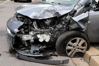 Auto kracht in Laster - vier Verletzte - Ein Auto ist am Dienstagmittag auf dem Stephansplatz in Chemnitz in einen Laster geknallt.
