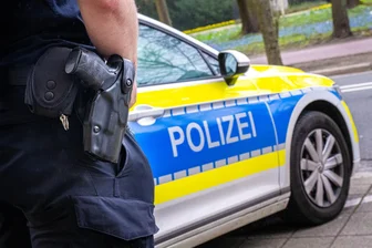 Auto kracht in Leubnitz in Zaun: Ein Verletzter - Wegen eines Unfalls rückte die Polizei am Samstag nach Leubnitz aus.