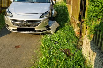 Auto kracht in Mauer -