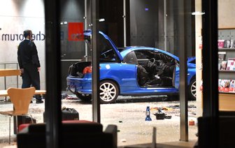 Auto kracht in SPD-Parteizentrale - 