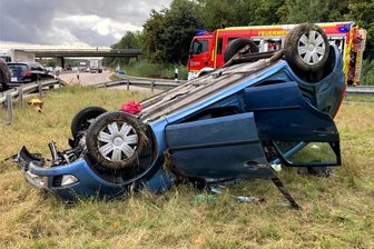 Auto landet an der Abfahrt auf dem Dach: Drei Schwerverletzte auf der A 4 - Bei diesem Unfall am Samstag auf der A 4 an der Anschlussstelle Hainichen wurden drei Menschen schwer verletzt.
