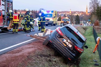 Auto landet an der B 175 bei Geringswalde im Graben - Nach dem Abbiegen auf die B 175 landete das Auto im Graben.