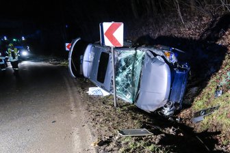 Auto landet auf B101 in Schwarzenberg im Graben - Fahrer schwer verletzt -