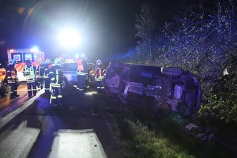 Auto landet auf dem Dach - zwei Personen verletzt -