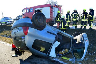Auto landet auf dem Dach - Auf der Staatsstraße 200 zwischen Erlau und Mittweida ist am Donnerstagmittag ein Pkw Clio aus ungeklärter Ursache von der Fahrbahn abgekommen und auf dem Dach gelandet.