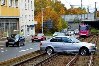 Auto landet auf Straßenbahn-Gleisen -