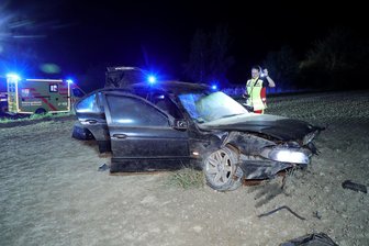 Auto landet bei Nossen-Ost auf Feld: drei Menschen schwer verletzt - Ein Auto hat die Autobahnabfahrt Nossen-Ost verfehlt und landete auf einem Feld.