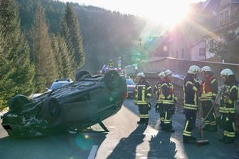 Auto landet bei Unfall im Erzgebirge auf dem Dach: Ersthelfer befreien Frau und zwei Kinder - Wahrscheinlich von der tief stehenden Sonne geblendet, landete dieser Pkw auf dem Dach.