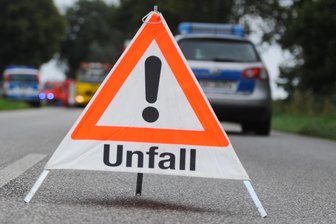 Auto landet bei Unfall in Plauen im Seitengraben - Einen Verkehrsunfall gab es am Samstagabend in Plauen.
