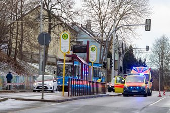 Auto landet erneut im Gleisbett der Plauener Straßenbahn: Wo es dieses Mal gekracht hat - Auch an der Haltestelle Suttenwiese fahren Autofahrer gelegentlich ins Gleisbett - hier ein Unfall 2022.