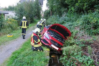 Auto landet im Bach - Der Mercedesfahrer fährt in den Bachgraben.