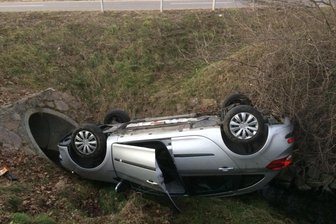 Auto landet im Bach -