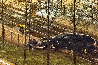 Auto landet im Gleisbett - 