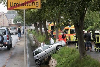 Auto landet im Lungwitzbach -