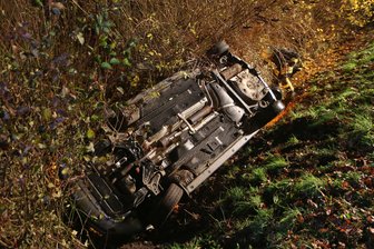 Auto landet im Straßengraben - Der Wagen kam nach dem Unfall auf dem Dach zum Liegen.
