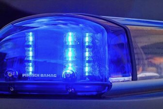 Auto landet nach Kollision mit Gegenverkehr auf Feld - Blaulichteinsatz am Montagnachmittag zwischen Marienberg und Großrückerswalde: Ein Pkw war nach einer Kollision mit dem Gegenverkehr auf ein Feld geschleudert worden. 