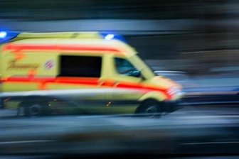 Auto macht sich selbstständig - Frau schwer verletzt -