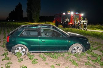 Auto mit vier Jugendlichen überschlägt sich auf Feld - Zwischen Erlau und Crossen hat sich am Donnerstagabend ein Auto überschlagen.
