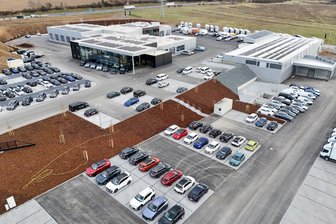 Auto-Müller in Plauen-Oberlosa offiziell eröffnet: Wie geht es mit dem Industriegebiet nebenan weiter? - Das neue Automobil- und Dienstleistungszentrum von Auto-Müller in Oberlosa: Im Hintergrund ist die A 72 zu sehen und am oberen Bildrand ein Teil der Fläche, die als Industriegebiet vorgehalten wird.