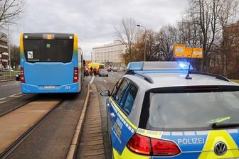 Auto nimmt Bus die Vorfahrt - zwei Verletzte -