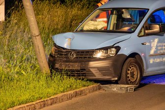 Auto prallt an B 169 im Erzgebirge gegen Straßenlaterne: 15.000 Euro Schaden - Der Pkw war nach der Kollision nicht mehr fahrbereit, die Straßenlaterne wurde demontiert.