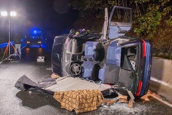 Auto prallt an Betonschutzplanke - 26-Jähriger schwer verletzt -