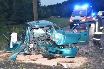 Der Toyota prallte auf der B 171 zwischen Hallbach und Pfaffroda gegen einen Baum. Die Fahrerin wurde schwer verletzt.