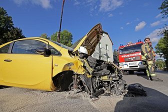 Auto prallt gegen Bachmauer: B 173 in Oberlungwitz über eine Stunde gesperrt - In Oberlungwitz ist am Mittwochnachmittag gegen 16 Uhr eine junge Autofahrerin auf der Hofer Straße/B 173 zwischen den Einmündungen An der Herberge und der Strumpfgasse mit einem Opel Corsa von der Fahrbahn abgekommen. Das in Richtung Chemnitz fahrende Auto prallte gegen die Mauer und das Geländer zum Lungwitzbach und landete auf der anderen Straßenseite. Laut Polizei wurde die 19-Jährige zur Untersuchung in ein Krankenhaus gebracht. Die Freiwillige Feuerwehr Oberlungwitz beseitigte ausgelaufene Betriebsmittel. Sachschaden von etwa 10.000 Euro ist entstanden. Der Verkehr wurde länger als eine Stunde um die gesperrte Unfallstelle herum umgeleitet.akr/mib 
