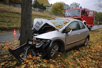 Auto prallt gegen Baum - Ein Schwerverletzer -