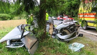 Auto prallt gegen Baum - Fahrer schwer verletzt - Der 22-Jährige musste schwer verletzt in ein Krankenhaus gebracht werden.