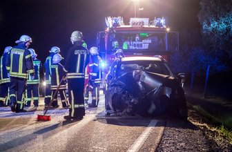 Auto prallt gegen Baum - Fahrer schwer verletzt -