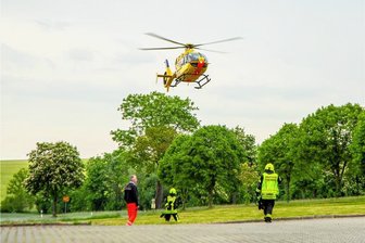 Auto prallt gegen Baum: Rettungshubschrauber in Großrückerswalde im Einsatz - Ein Renault ist in Großrückerswalde frontal gegen einen Baum geprallt. 