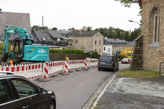 Auto prallt gegen Trafohaus: Tagelange Folgen für den Verkehr in Geyer - Infolge eines Unfalls auf der Zwönitzer Straße in Geyer wird es dort für mehrere Tage eine Ampelregelung geben.