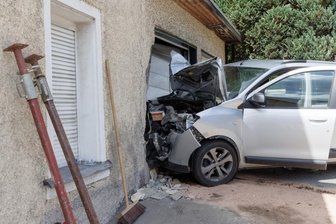 Auto prallt gegen Wohnhaus - 