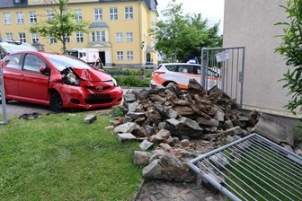 Auto prallt im Erzgebirge gegen Mauer - Ersthelfer reagieren blitzschnell - In Grünhain-Beierfeld ist ein Auto gegen eine Mauer gefahren.