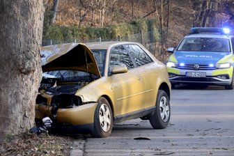 Auto prallt in Chemnitz gegen Baum: 80-Jähriger wird schwer verletzt - Der Fahrer wurde schwer verletzt in ein Krankenhaus gebracht.