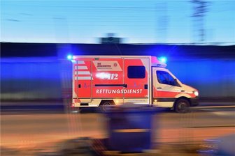 Auto quetscht auf Firmengelände Fußgänger ein - 
