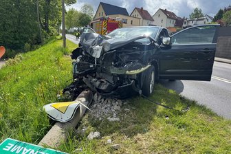 Auto rammt Lichtmast in Zwickau: Wildenfelser Straße mehrere Stunden halbseitig gesperrt - Ein schwarzer Nissan wies nach dem Zusammenstoß mit einem Betonmast in Zwickau Totalschaden auf.