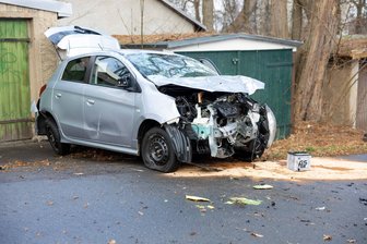 Auto rammt Straßenlaterne: Schwerer Unfall in Halsbrücke bei Freiberg - Zu einem Verkehrsunfall mit hohem Schaden kam es am Sonntag in Halsbrücke.