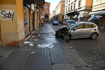 Auto rast in Menschenmenge in Italien - mehrere Verletzte - Im norditalienischen Modena fuhr ein Auto in eine Menschenmenge.