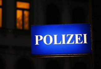 Auto rollt in Apotheke -
