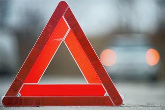 Auto rollt in Remse rückwärts - drei Autos beschädigt - Bei einem Unfall in Remse wurden drei Autos beschädigt. 