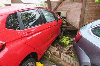 Auto rollt ohne Fahrer durch Breitenbrunn: Beifahrerin schwer verletzt, 15.000 Euro Schaden - Ein Auto ist in Breitenbrunn ohne Fahrer losgerollt und unter anderem gegen ein Carport geprallt.