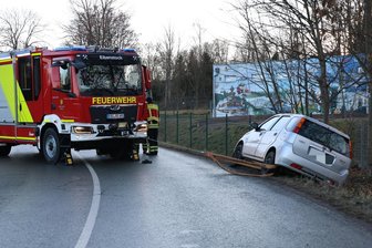 Auto rutscht im Erzgebirge in Straßengraben – Feuerwehr setzt neues Fahrzeug ein - In Eibenstock ist eine Frau mit ihrem Auto in den Straßengraben gefahren.